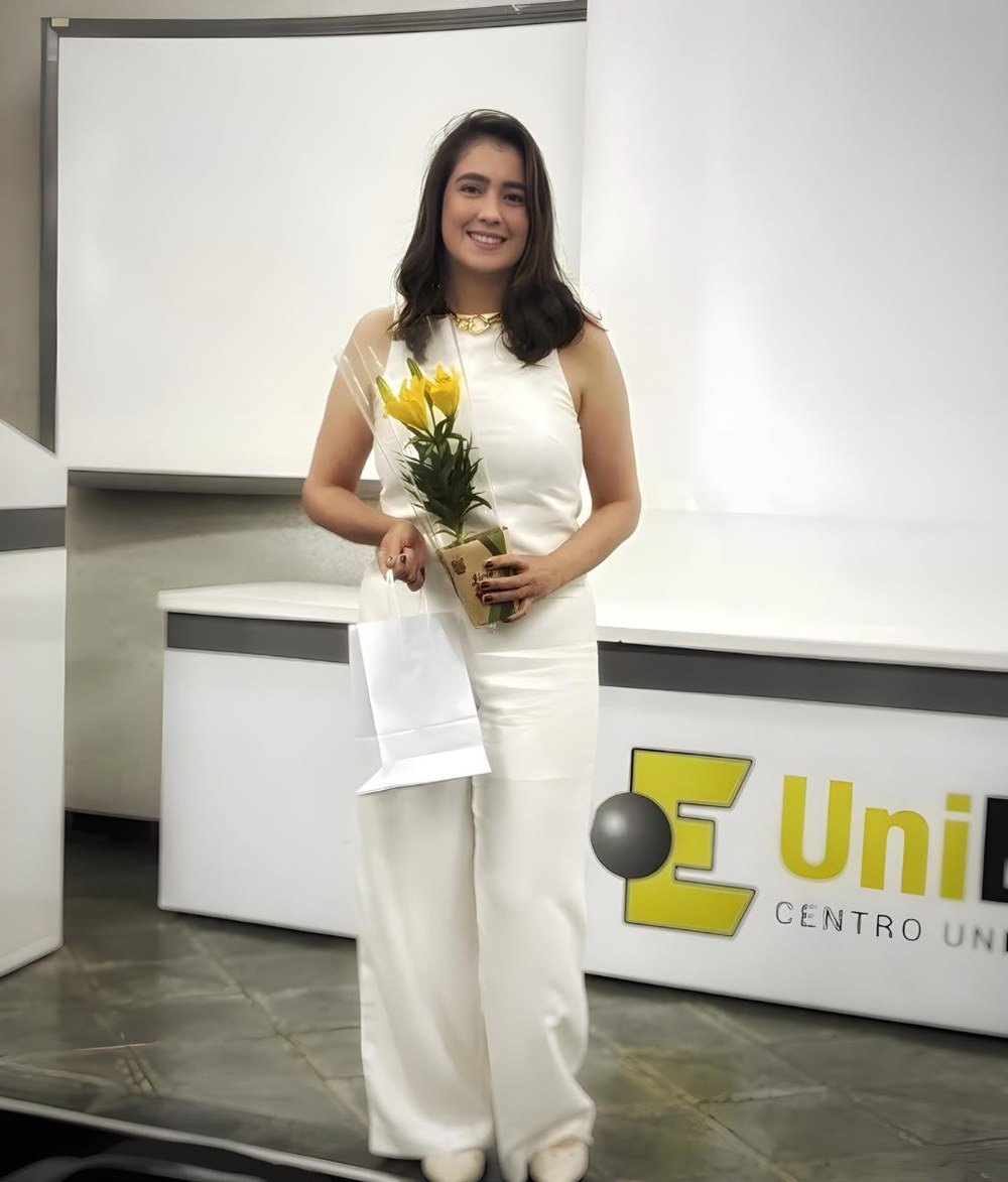 Adra Araujo ministrando aula